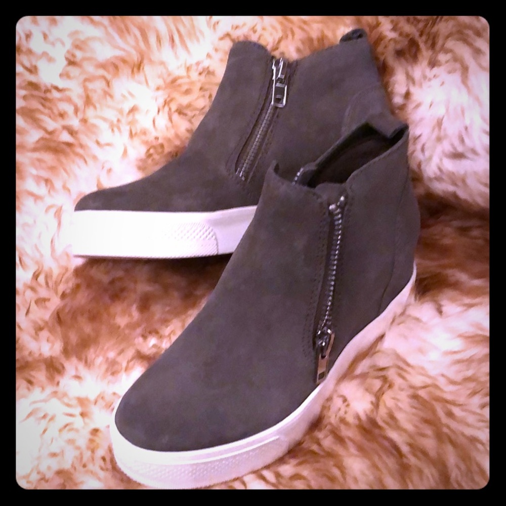 Steve Madden wedgie grey Suede Sneakers 5.5 m